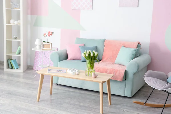 Elegante Wohnzimmereinrichtung Mit Tisch Und Bequemem Sofa — Stockfoto
