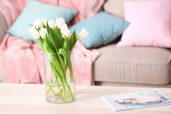 Holztisch Mit Tulpenstrauß Wohnzimmer — Stockfoto