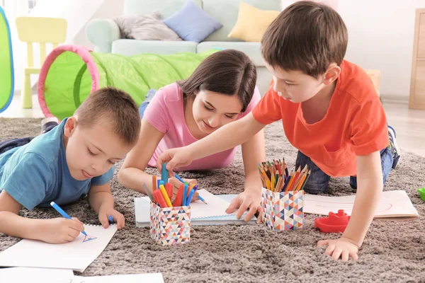 Niños pequeños dibujando con niñera — Foto de Stock