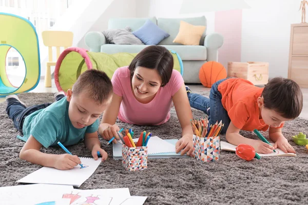 Little boys drawing with nanny — Stock Photo, Image