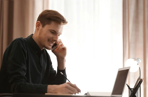 Młody Człowiek Rozmowy Telefon Podczas Pracy Pomieszczeniach — Zdjęcie stockowe