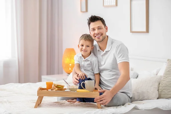 Padre Con Hijo Desayunando Cama — Foto de Stock