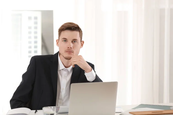 Giovane Uomo Affari Che Lavora Con Laptop Ufficio — Foto Stock