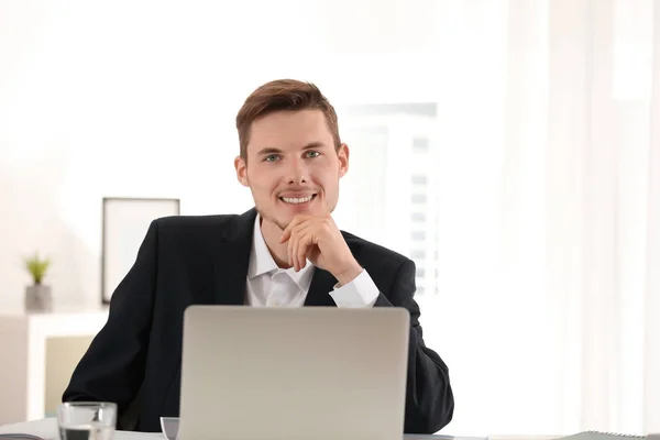 Jonge Zakenman Werken Met Laptop Kantoor — Stockfoto