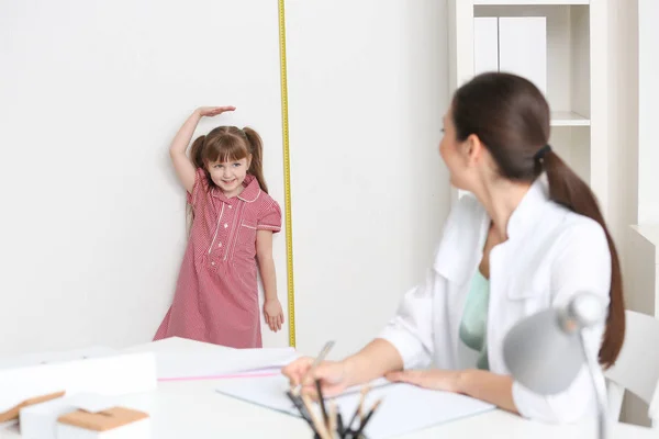Κοριτσάκι Μετρώντας Ύψος Της Στο Γραφείο Του Γιατρού — Φωτογραφία Αρχείου