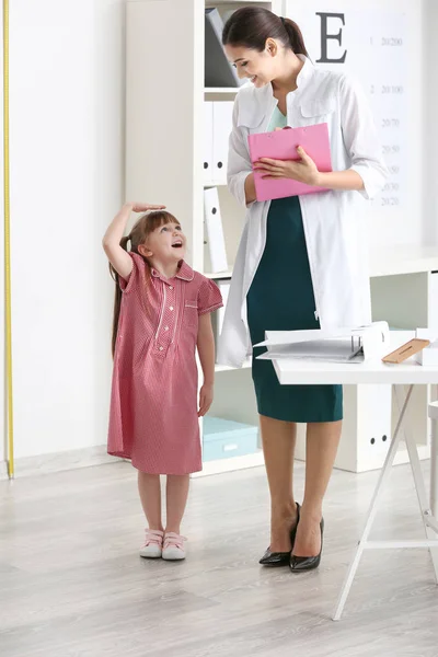 Menina Medindo Sua Altura Consultório Médico — Fotografia de Stock
