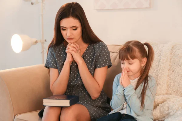 虔诚的基督教女孩和她的母亲在家里祈祷 — 图库照片