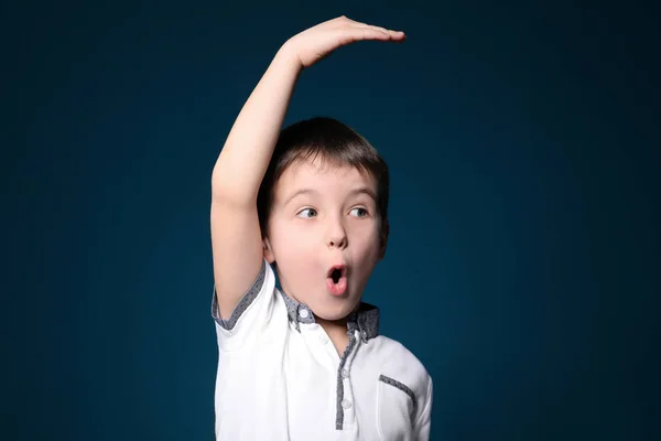 Niño Midiendo Altura Sobre Fondo Color —  Fotos de Stock