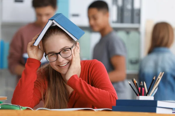 Adolescente Menina Fazendo Lição Casa Mesa — Fotografia de Stock