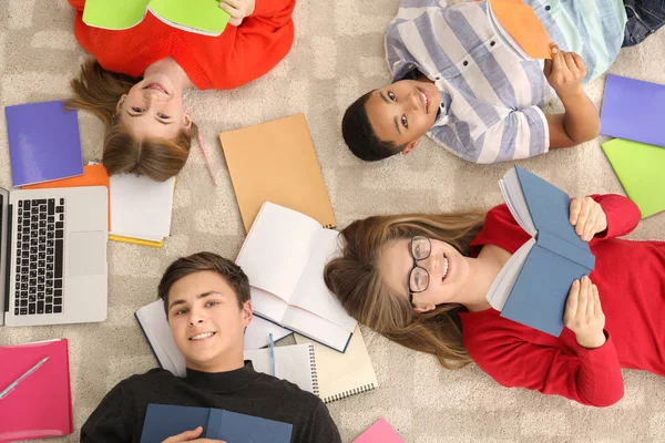 一群青少年在地板上做作业 — 图库照片