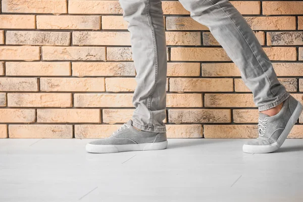 Homme Chaussures Décontractées Près Mur Briques — Photo