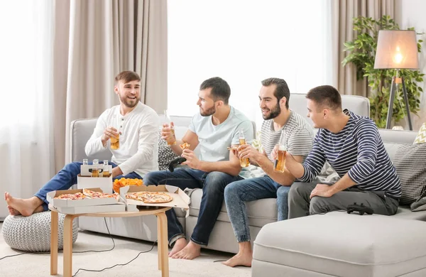 Jonge Mannen Bier Drinken Pizza Eten Tijdens Het Spelen Van — Stockfoto