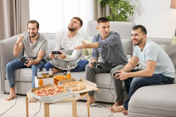 Jonge Mannen Spelen Van Videospellen Thuis — Stockfoto