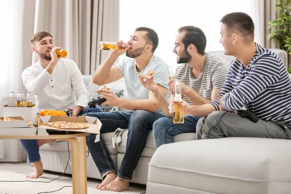 Jonge Mannen Bier Drinken Pizza Eten Tijdens Het Spelen Van — Stockfoto