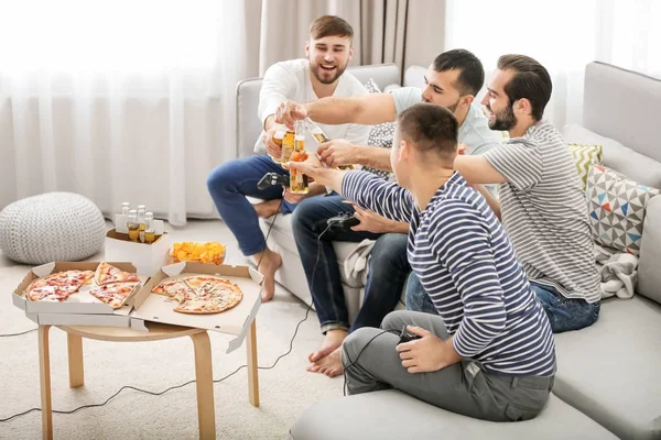 Jonge Mannen Bier Drinken Pizza Eten Tijdens Het Spelen Van — Stockfoto