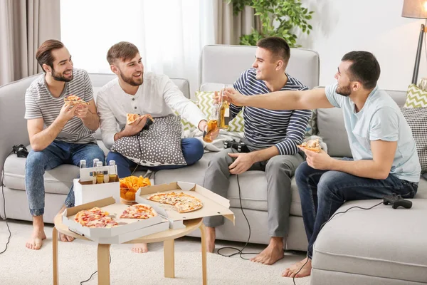 Jonge Mannen Bier Drinken Pizza Eten Tijdens Het Spelen Van — Stockfoto