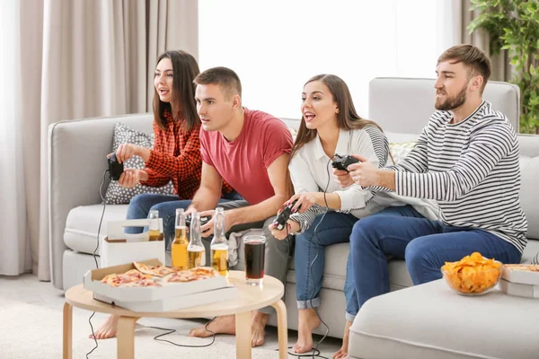 Jóvenes Jugando Videojuegos Casa —  Fotos de Stock