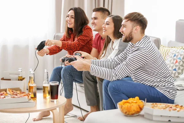 Junge Leute Spielen Hause Videospiele — Stockfoto