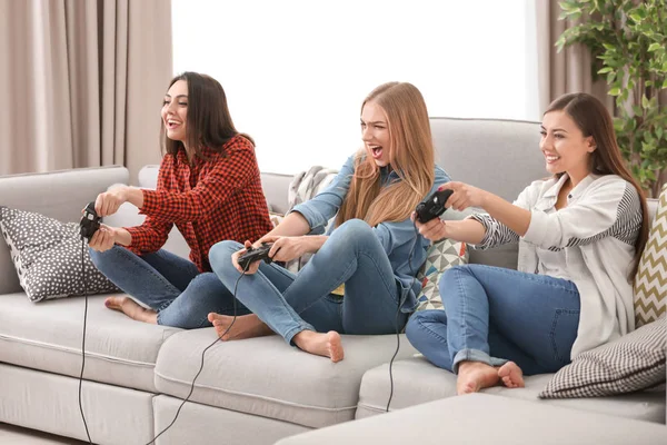 Mujeres Jóvenes Jugando Videojuegos Casa —  Fotos de Stock