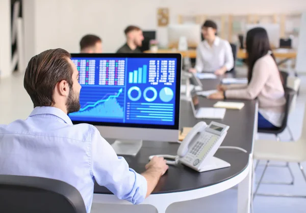 Man Aan Het Werk Met Voorraad Gegevens Office Financiën Handel — Stockfoto