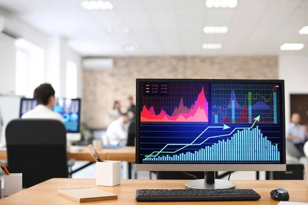 オフィスで株価データをコンピューターの画面 金融取引 — ストック写真