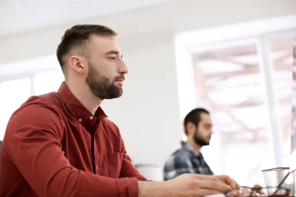 Joven Que Trabaja Oficina Comercio Financiación — Foto de Stock