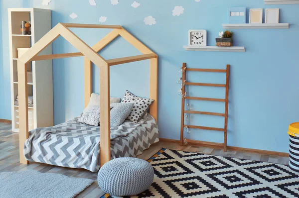 現代の子供の部屋で快適なベッド — ストック写真