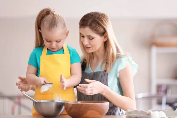 Mutter Mit Tochter Beim Mehlsieben Küche — Stockfoto