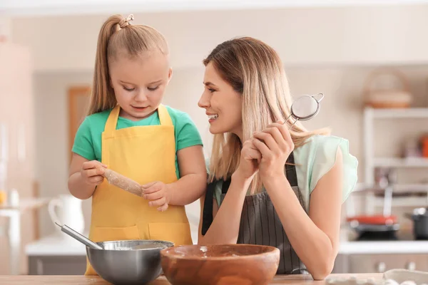 Mãe Com Filha Que Prepara Massa Farinha Conjunto Cozinha — Fotografia de Stock