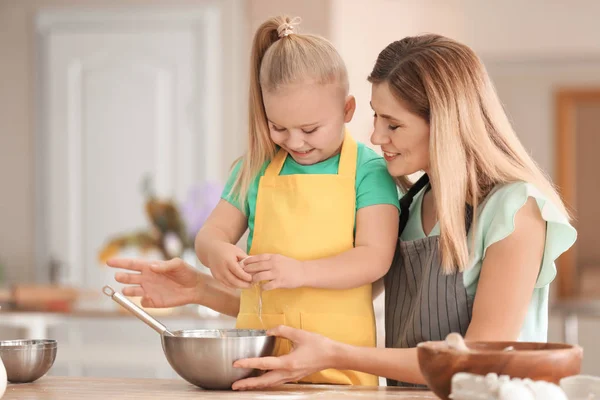 Moeder Met Dochter Voorbereiding Deeg Samen Keuken — Stockfoto