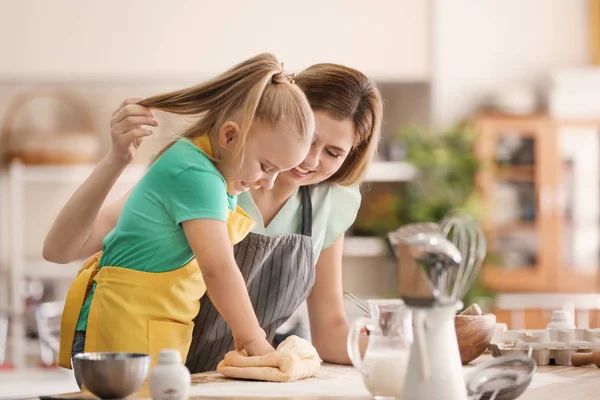 Moeder Dochter Met Deeg Aan Tafel Keuken — Stockfoto