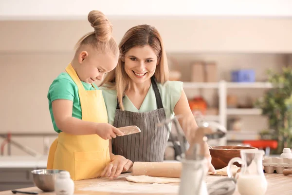 Mãe Filha Com Massa Farinha Mesa Cozinha — Fotografia de Stock