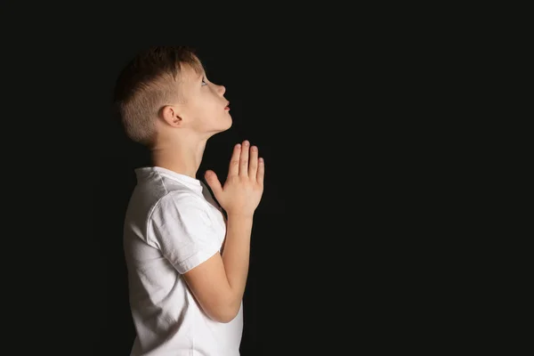 Religiöser Kleiner Junge Betet Auf Schwarzem Hintergrund — Stockfoto