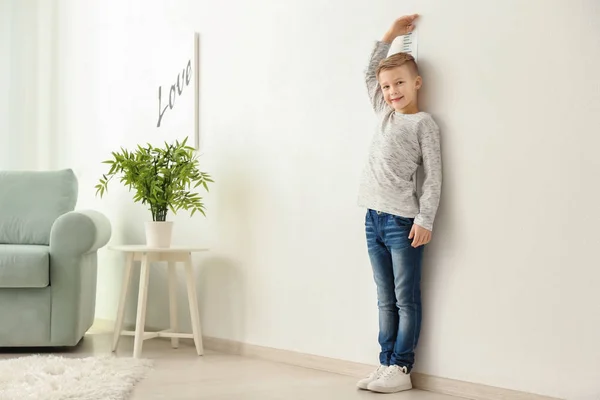 Mignon Petit Garçon Mesurant Hauteur Près Mur Maison — Photo