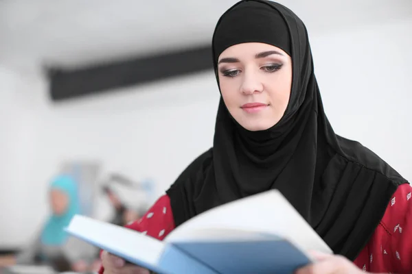 イスラム教徒の学生が教室で伝統的な服を着て — ストック写真