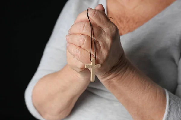 Wanita Tua Yang Religius Berdoa Menutup Diri — Stok Foto
