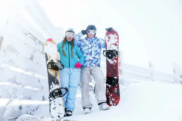 Casal Jovem Resort Nevado Férias Inverno — Fotografia de Stock