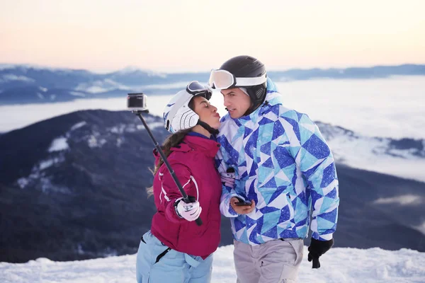 Couple Taking Selfie Snowy Ski Resort Winter Vacation — Stock Photo, Image