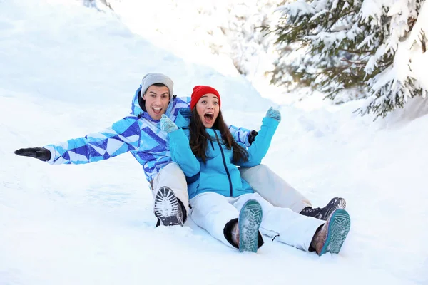 Šťastný Pár Baví Horském Resortu Zimní Dovolená — Stock fotografie