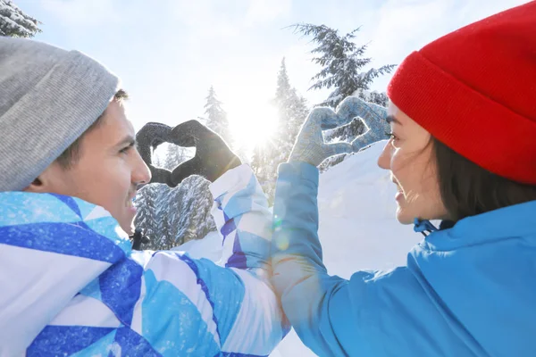 Piękna Para Trzymając Się Ręce Kształcie Serca Snowy Resort Ferie — Zdjęcie stockowe
