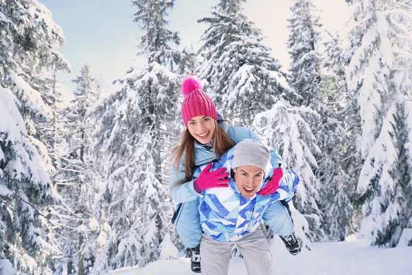 快乐的夫妇在下雪的乡下玩得开心 — 图库照片