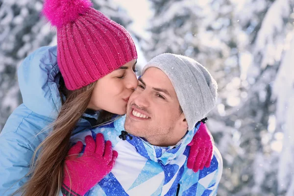 Lyckliga Paret Snöiga Landskapet Vintersemester — Stockfoto