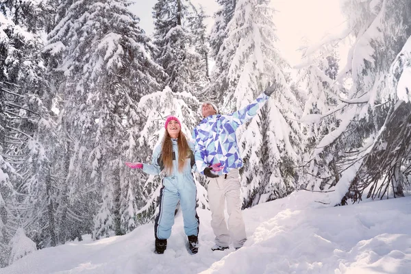 Lyckligt Par Kul Snöiga Landskapet Vintersemester — Stockfoto