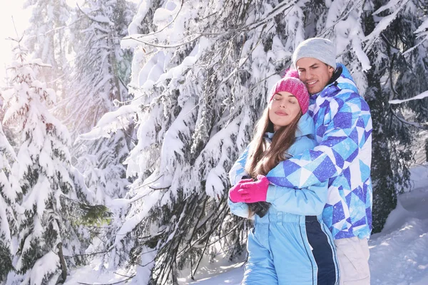 Szczęśliwa Para Piękny Śnieżny Resort Ferie Zimowe — Zdjęcie stockowe