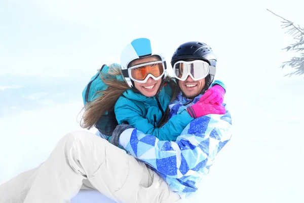 Joyeux Couple Station Ski Enneigée Vacances Hiver — Photo