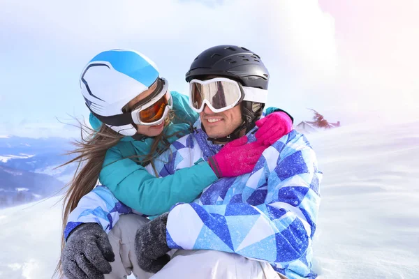 Joyeux Couple Station Ski Enneigée Vacances Hiver — Photo