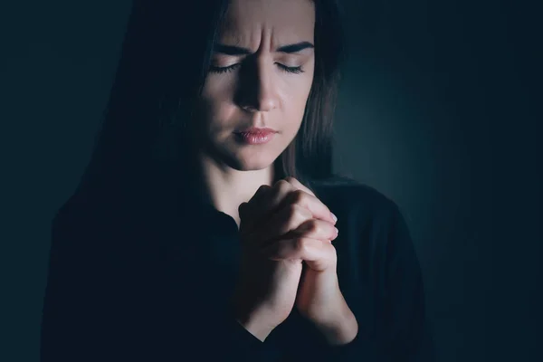 Religiöse Junge Frau Betet Auf Dunklem Hintergrund — Stockfoto