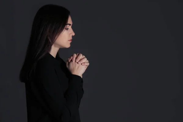 Релігійна Молода Жінка Молиться Темному Фоні — стокове фото