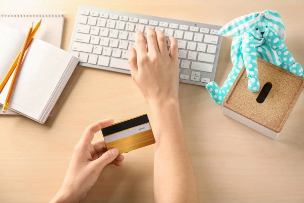 Vrouw Met Creditcard Computer Aan Tafel — Stockfoto