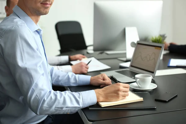 Hombre Trabajando Mesa Oficina Cerca Concepto Forex — Foto de Stock